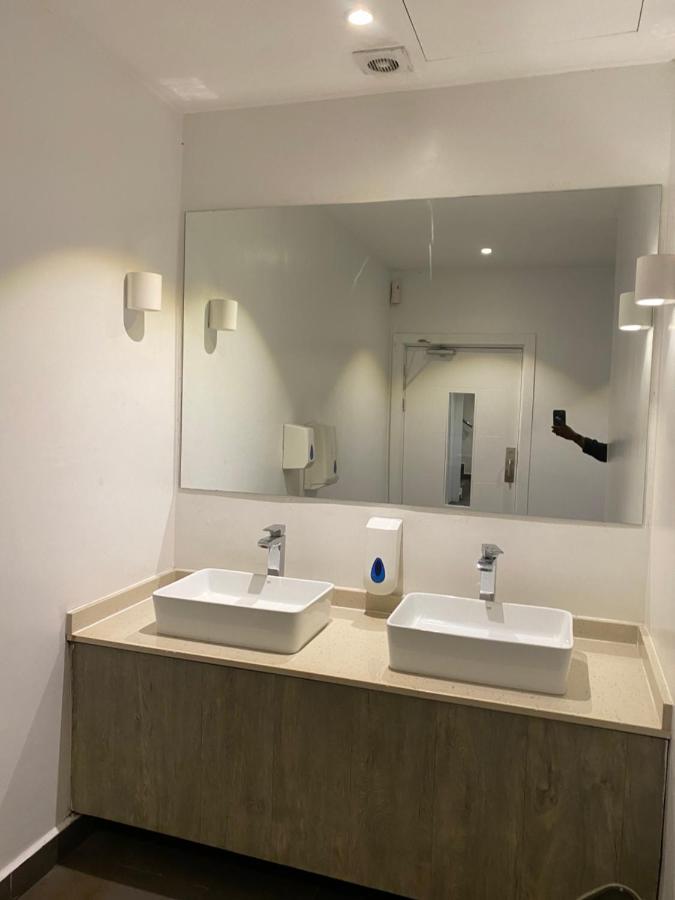 One Bedroom Apartment At A Embassy Gardens Cantonments Аккра Экстерьер фото